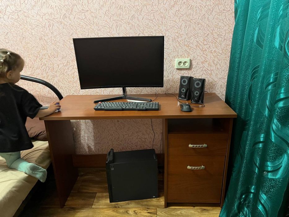 Продам компьютерный стол