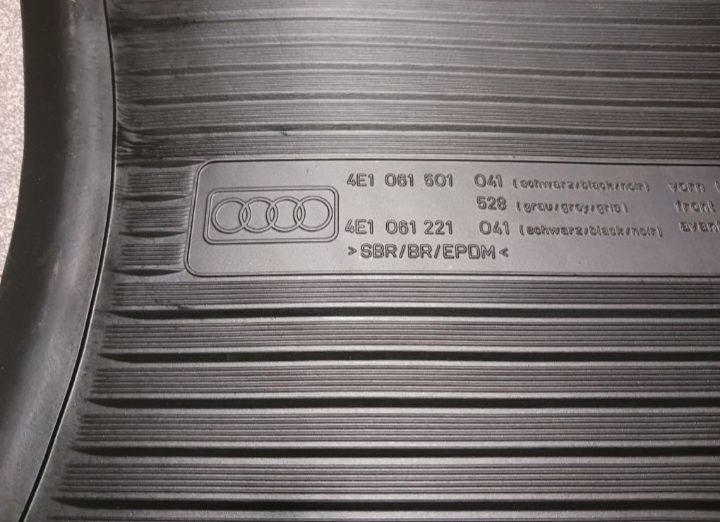 Oryginalne dywaniki gumowe Audi A8 D3