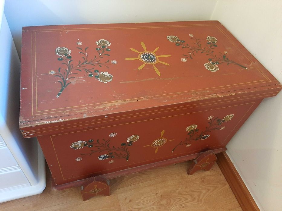 Arca antiga  com pés