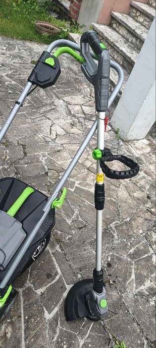 Akumulatorowa kosiarka podkaszarka.