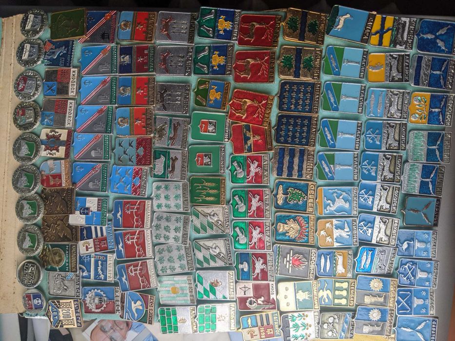 Значки із серій"Древний герб" (12штук),"Замки України" (5штук)