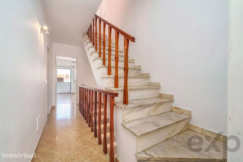 Moradia T2+1 com quintal e terraços com vista mar em Olhão, junto à Ri
