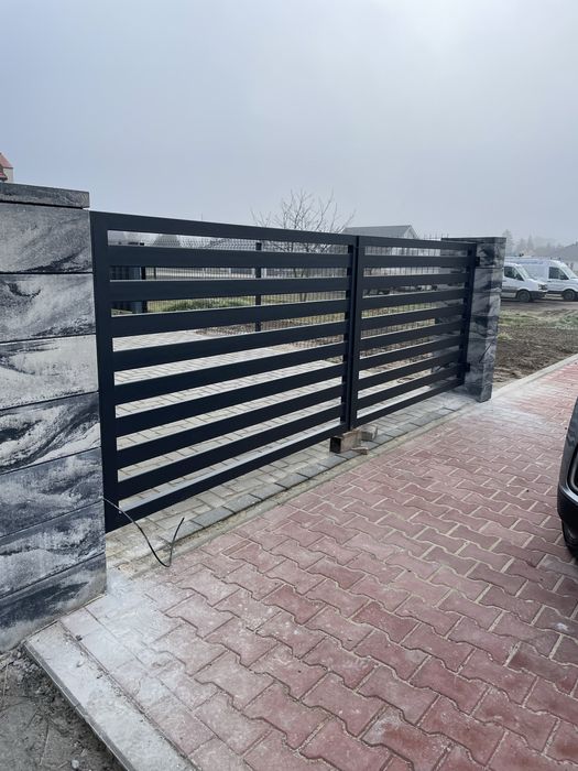 Ogrodzenia , Bramy , Tarasy . Balustrady