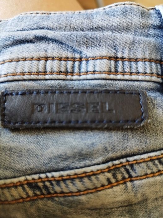 Dżinsy z przetarciami Diesel