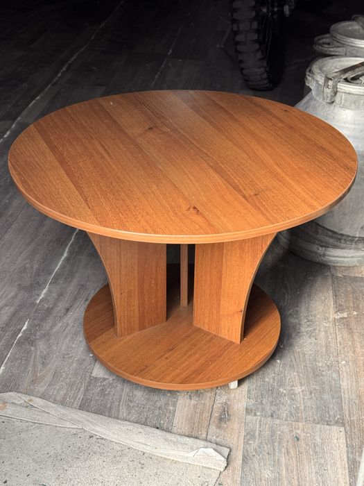 Круглий стіл на  колесах