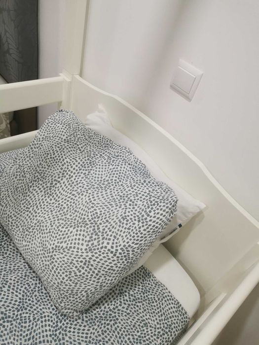 Cama em formato de casa sem colchão em madeira maciça feita a mão