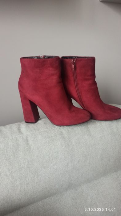 Stylowe bordowe botki z ekozamszu – rozmiar 37