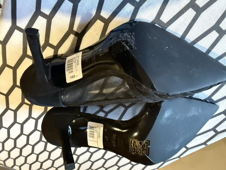 Sapatos novos com etiqueta