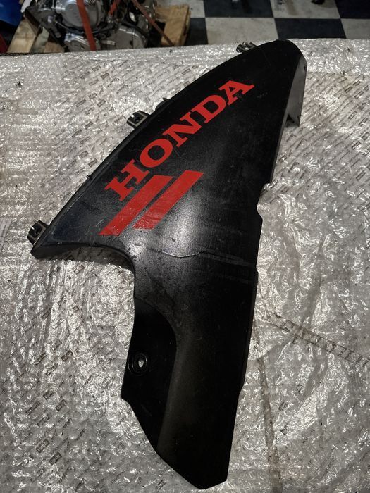 HONDA VFR750F VFR Osłona Dolna Prawa Owiewka 64311-MZ7A/0000 N1068