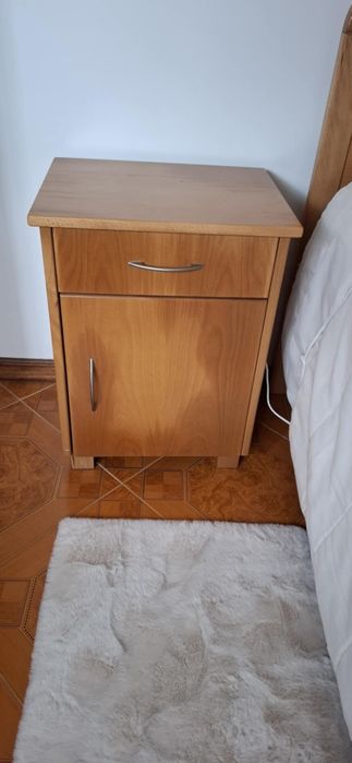 Cama solteiro, cómoda e mesa de cabeceira