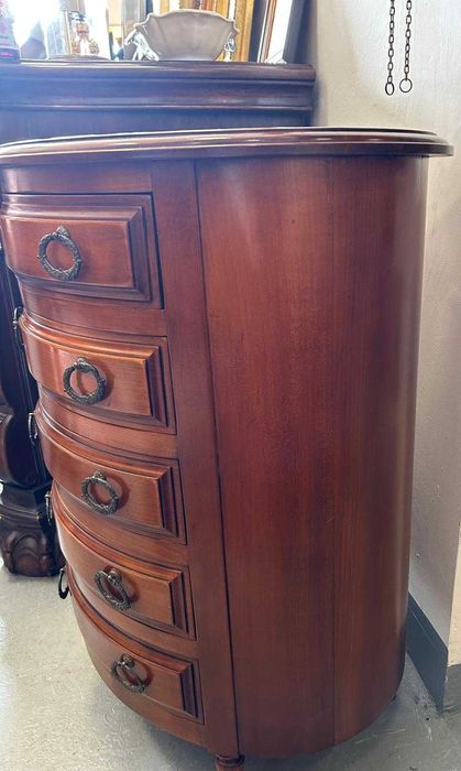 Stylowa owalna komoda z szufladami