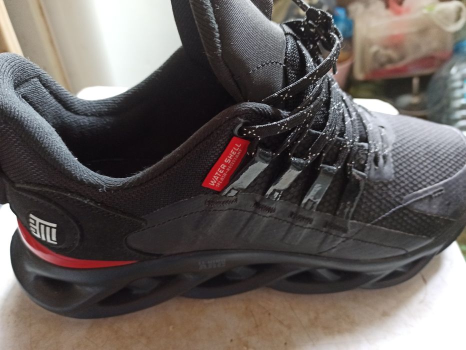 Продам  кроссовки беговые.