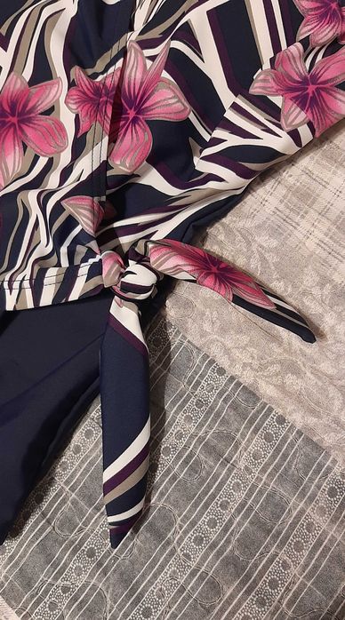 Strój kąpielowy jednoczęściowy Naturana granatowy kwiaty