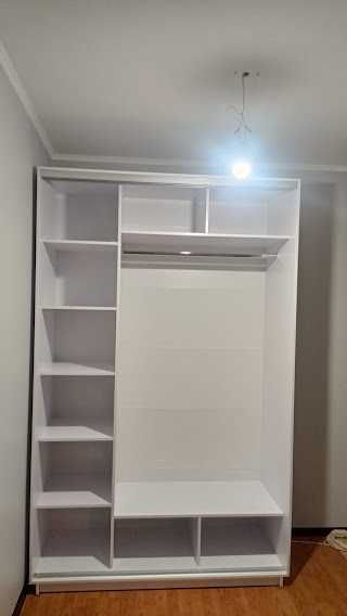 Шафа-купе, Біла шафа купе з дзеркалом в прихожу