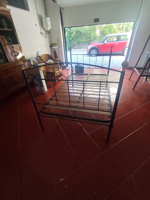 Cama em ferro antiga