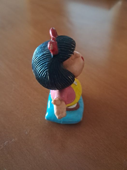 Representação em PVC da personagem Mafalda
