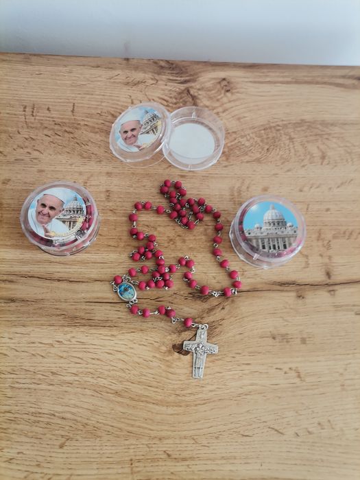 Różaniec przywiezione z Rzymu drzewa różnego