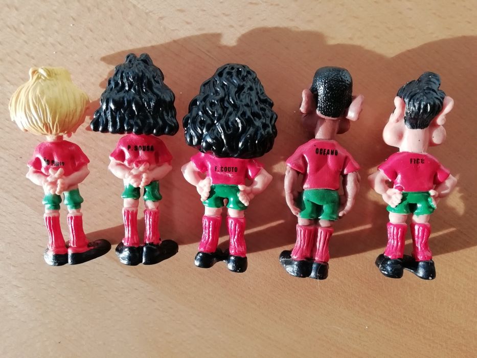 Figuras de antigos jogadores de futebol.