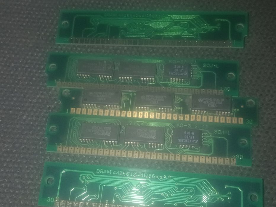 Стара комп'ютерна материнська плата та Пам'ять