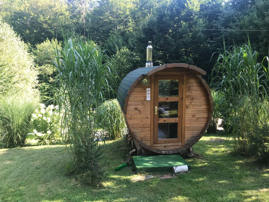 Kawalerski paniejski Leśniczówka domek stawy balia sauna w lesie