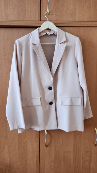 Жіночий одяг: костюм і сукня