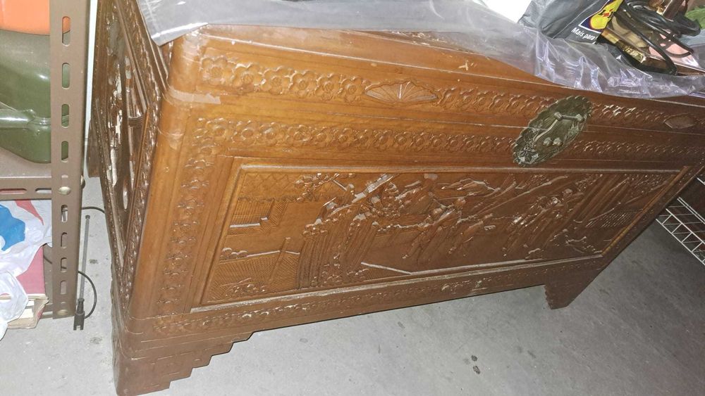 baús com roupa e bordados dentro