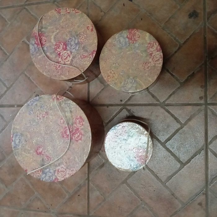 Caixas floridas em papel/cartão duro, com 22 cms larg x 14 cms altura