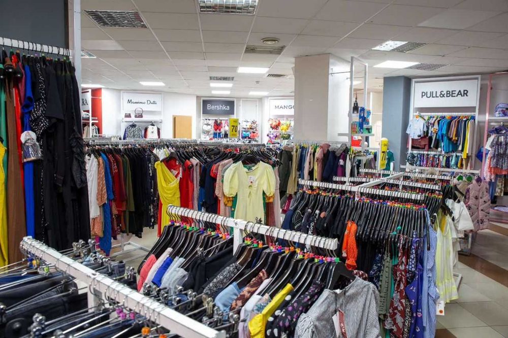 Комерційне приміщення в Торгова-офісному центрі ( стометрівка )