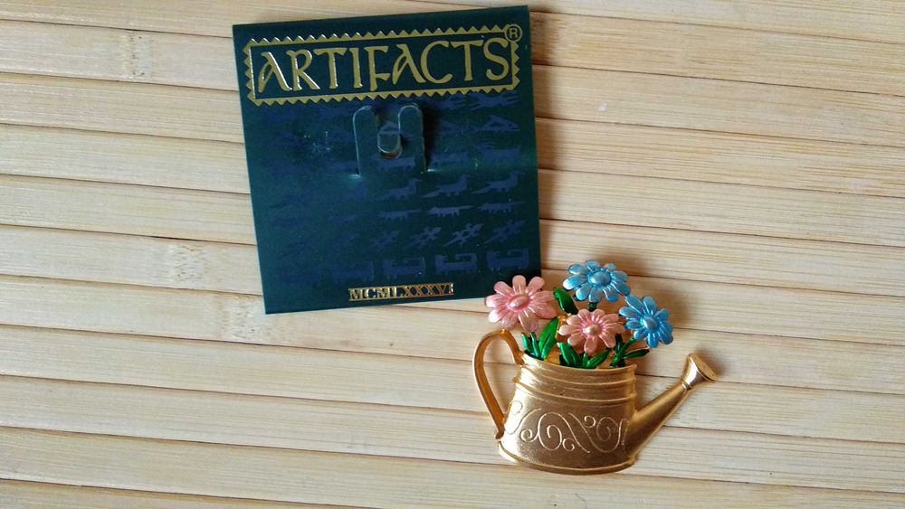 Брошь JJ лейка с цветами на подарок