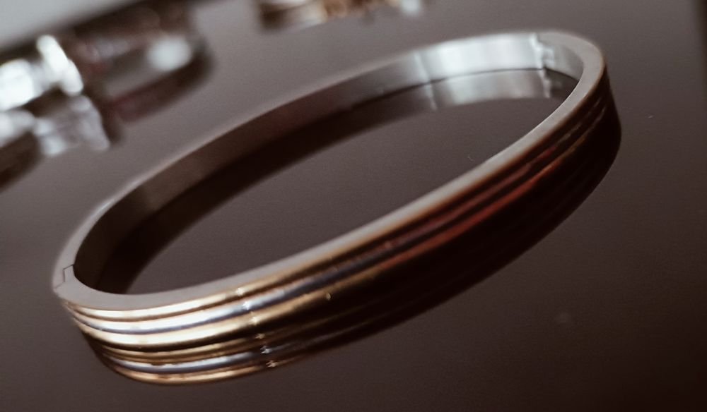 Três pulseiras bijuteria fina