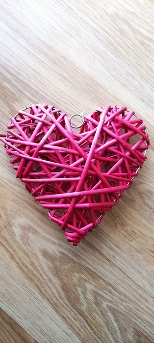 Serce różowe z wikliny