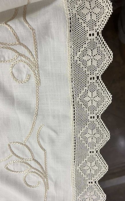 Toalha de mesa em linho, bordada, aplicação renda toda a sua extensão