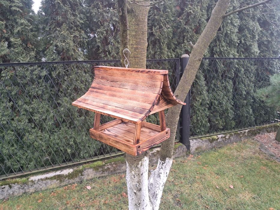 Duży drewniany karmnik dla ptaków