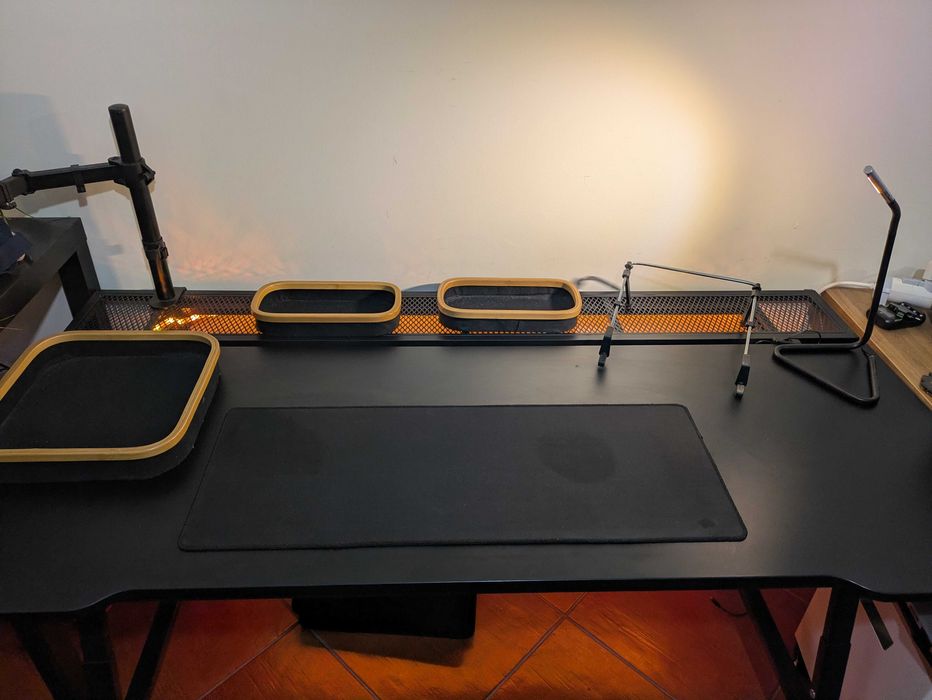 Black office table (UTESPELARE) + Acessórios