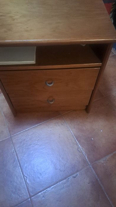 Mesa de cabeceira e escrivaninha