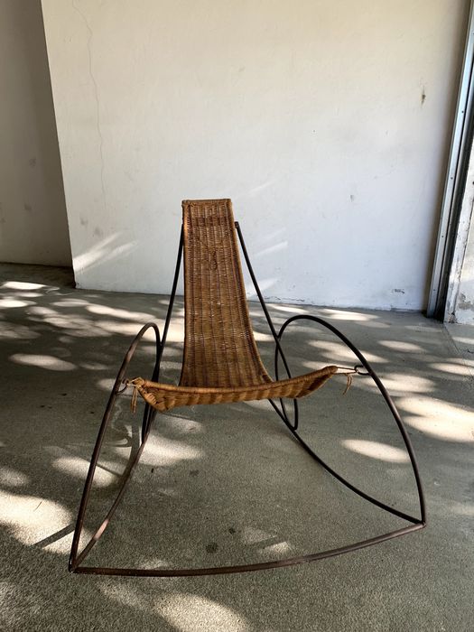 Cadeira de baloiço vintage em vime e ferro