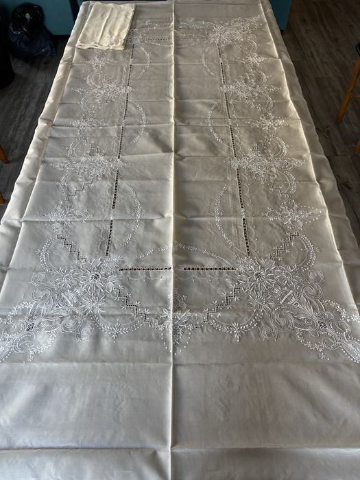 Toalha de mesa em organza com bordado, mede 270x180