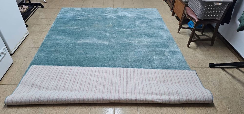 Carpetes verde água, bom estado