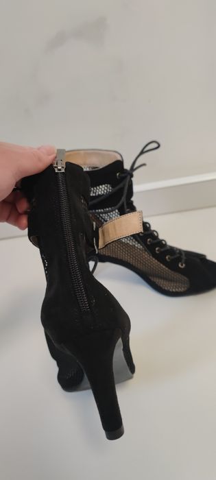 Замшеві босоніжки.