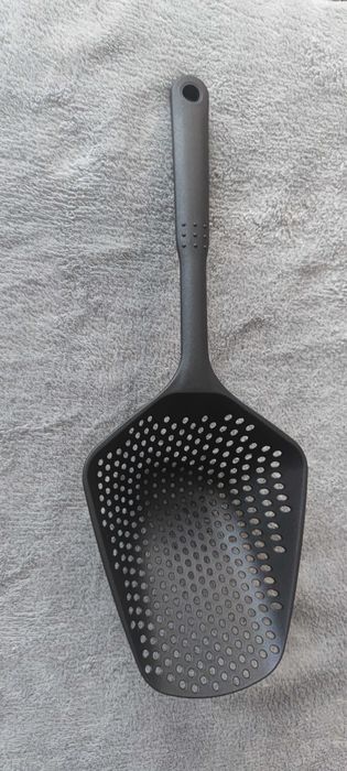 Łyżka kuchenna, cedzak, akcesorium, czarna i duża, wygoda