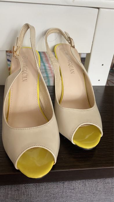 Літні зручні босоніжки