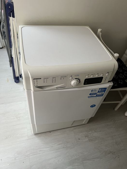 Máquina de Secar Roupa Indesit – 8 kg – Excelente Estado