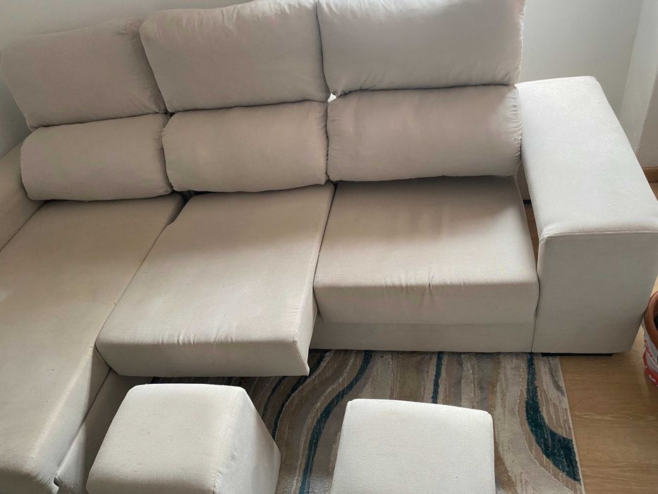 Sofá chaise longue em L com puff(s) – cor bege