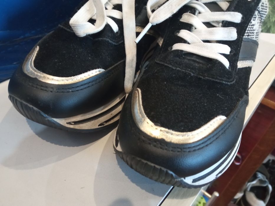 Продам женские демисезонные кроссовки  Even