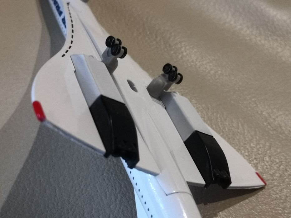 Samolot model samolotu metalowy jak Concorde ok 20cm, posiada kółka.