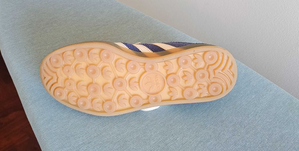 Tenis marca Adidas