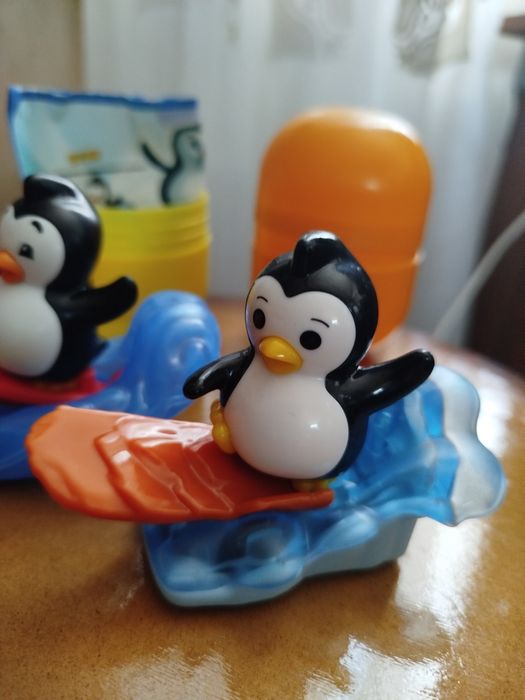 Продам   іграшки Кіндер максі пінгвін