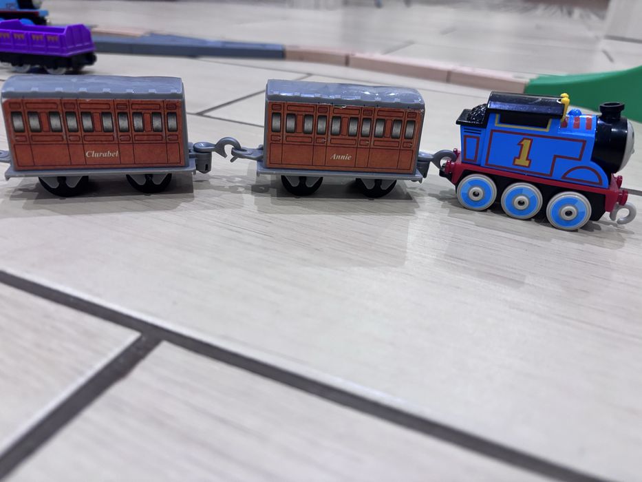 Томас паровозик з вагонами