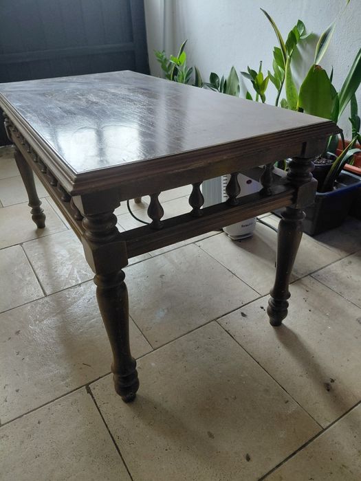 Mesinha antiga pequena de madeira com pequenas marcas de uso 25€