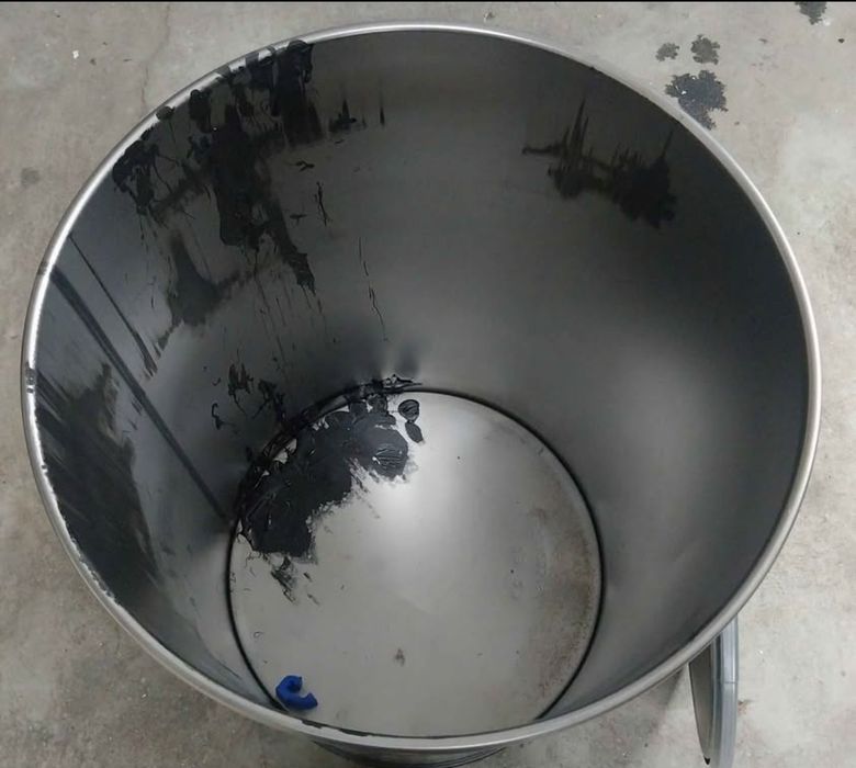 Bidons pretos de metal 200L com tampa e aro, c/novo, sem mossas. 6  Un